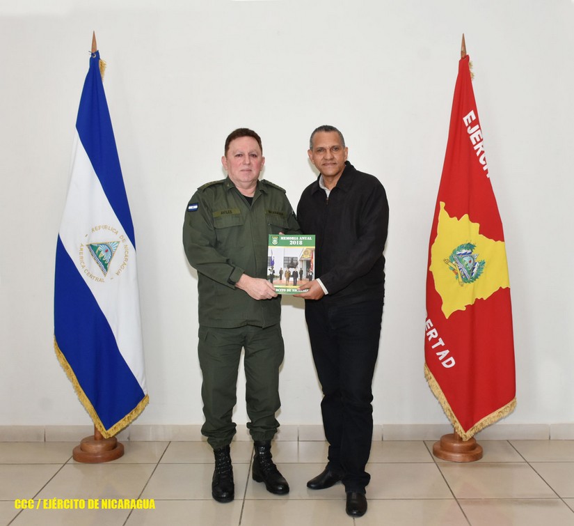 Vice Presidente del Consejo Supremo Electoral Comandante Lumberto Campbel, recibe la Memoria Anual 2018, por parte del Jefe del Ejército de Nicaragua, General de Ejército Julio César Avilés Castillo 